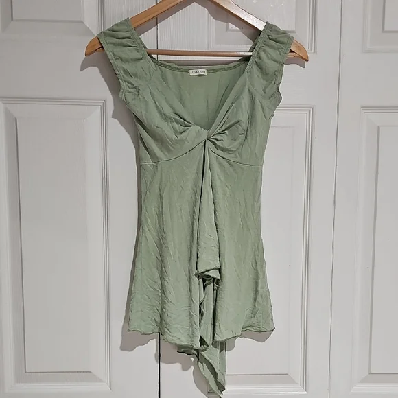 🌿 Maurices Sage Green Twist Front Top – Size Small 🌿 - Picture 1 of 3